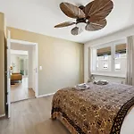 Up&great - Cozy 3br Combi דירה